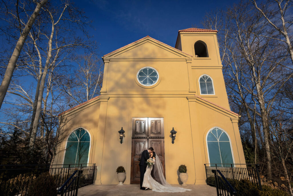 Couple kissing outside Chapel at Nanina's In The Park